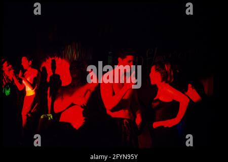 Tanzende Menschen im Club Aquarium, 256-260 Old Street, London, Großbritannien. 17 August 1997 Stockfoto