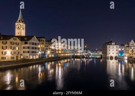 Blick auf die Skyline der schweizer Stadt Zürich Die Limmat Stockfoto