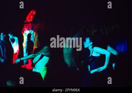 Tanzende Menschen im Club Aquarium, 256-260 Old Street, London, Großbritannien. 17 August 1997 Stockfoto