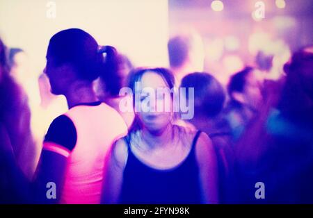 Tanzende Menschen im Club Aquarium, 256-260 Old Street, London, Großbritannien. 17 August 1997 Stockfoto