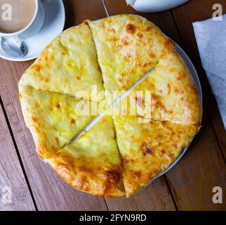Traditioneller megreischer Khachapuri, offener Kuchen mit Sulguni-Käse obendrauf. Nationale georgische Küche Stockfoto