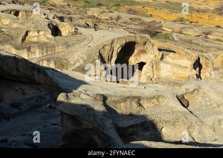 Komplex von Höhlenstrukturen in Berg in der historischen Stadt Uplistsikhe, wichtige archäologische Stätte und Touristenattraktion in Georgien geschnitzt Stockfoto