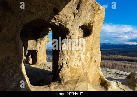 Komplex von Höhlenstrukturen in Berg in der historischen Stadt Uplistsikhe, wichtige archäologische Stätte und Touristenattraktion in Georgien geschnitzt Stockfoto