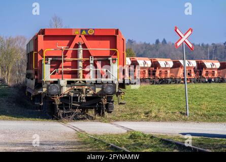 Eine stehende Güterzugkomposition auf einer Strecke in der Mitten auf einer Wiese Stockfoto