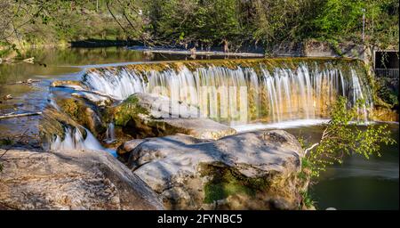 Die Affenschlucht, oder einfach Toss-Wasserfälle genannt, liegt an der Grenze zwischen der Gemeinde Neftenbach und Winterthur in der Schweiz. Stockfoto