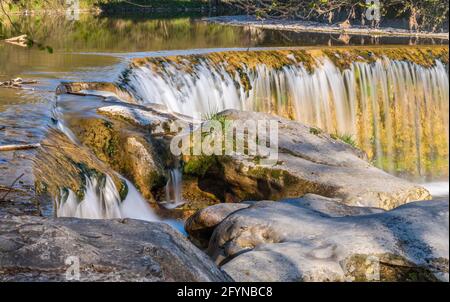 Die Affenschlucht, oder einfach Toss-Wasserfälle genannt, liegt an der Grenze zwischen der Gemeinde Neftenbach und Winterthur in der Schweiz. Stockfoto