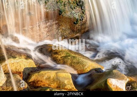 Die Affenschlucht, oder einfach Toss-Wasserfälle genannt, liegt an der Grenze zwischen der Gemeinde Neftenbach und Winterthur in der Schweiz. Stockfoto