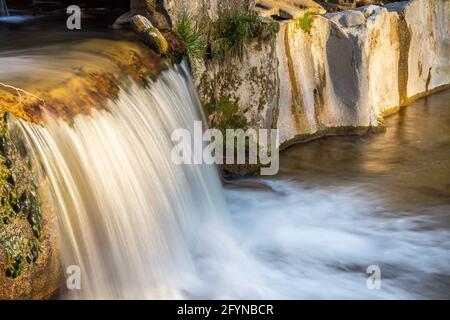 Die Affenschlucht, oder einfach Toss-Wasserfälle genannt, liegt an der Grenze zwischen der Gemeinde Neftenbach und Winterthur in der Schweiz. Stockfoto