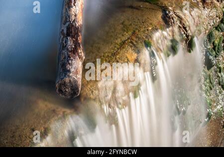 Die Affenschlucht, oder einfach Toss-Wasserfälle genannt, liegt an der Grenze zwischen der Gemeinde Neftenbach und Winterthur in der Schweiz. Stockfoto