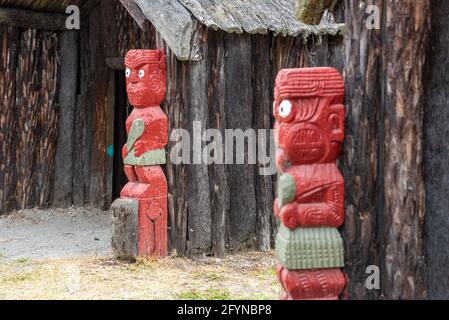 Schöne traditionelle Maori-Skulpturen im Dorf Whakarewarewa, Nordinsel Neuseelands Stockfoto