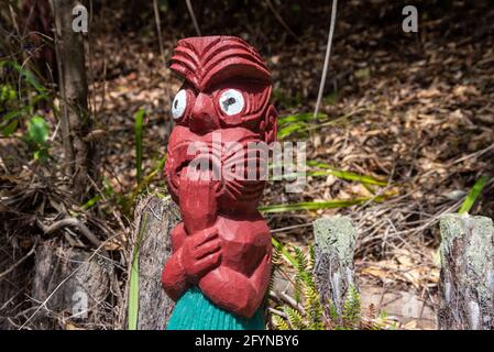 Schöne traditionelle Maori-Skulpturen im Dorf Whakarewarewa, Nordinsel Neuseelands Stockfoto