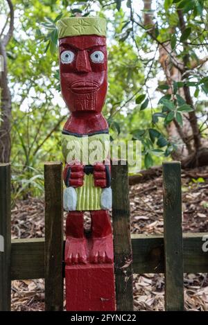 Schöne traditionelle Maori-Skulpturen im Dorf Whakarewarewa, Nordinsel Neuseelands Stockfoto