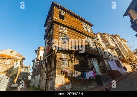 Alte verfallene Wohngebäude im historischen Viertel Eminonu im Stadtteil Fatih in Istanbul in der Türkei. Foto aus dem Jahr 2021 Stockfoto