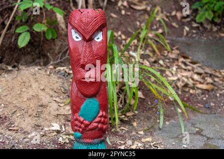 Schöne traditionelle Maori-Skulpturen im Dorf Whakarewarewa, Nordinsel Neuseelands Stockfoto