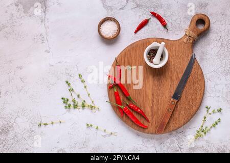 Gemüse und Gewürze, gesundes Lebensmittelzubereitungskonzept, Draufsicht. Stockfoto