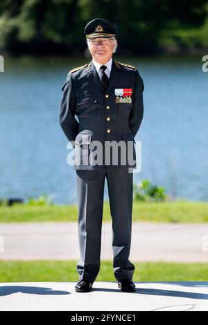 König Carl Gustaf nimmt am 29. Mai 2021 an der Zeremonie zum Veteranentag im Restare Veterans' Monument in Stockholm, Schweden, Teil, um Personen zu ehren, die bei internationalen Militäroperationen bei der schwedischen Armee eingesetzt wurden oder diese eingesetzt haben, sowie um an die Menschen zu erinnern, die während ihres Dienstes ums starben. Foto: Pontus Lundahl/TT Code 10050 Stockfoto