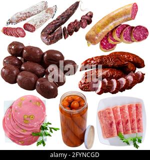 Spanische leckere Mahlzeit verschiedene Würstchen und Jamon isoliert auf weißem Hintergrund, Nahaufnahme Stockfoto