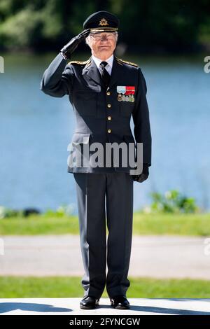 König Carl Gustaf nimmt am 29. Mai 2021 an der Zeremonie zum Veteranentag im Restare Veterans' Monument in Stockholm, Schweden, Teil, um Personen zu ehren, die bei internationalen Militäroperationen bei der schwedischen Armee eingesetzt wurden oder diese eingesetzt haben, sowie um an die Menschen zu erinnern, die während ihres Dienstes ums starben. Foto: Pontus Lundahl/TT Code 10050 Stockfoto