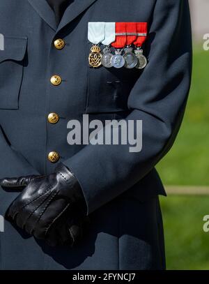 König Carl Gustaf nimmt am 29. Mai 2021 an der Zeremonie zum Veteranentag im Restare Veterans' Monument in Stockholm, Schweden, Teil, um Personen zu ehren, die bei internationalen Militäroperationen bei der schwedischen Armee eingesetzt wurden oder diese eingesetzt haben, sowie um an die Menschen zu erinnern, die während ihres Dienstes ums starben. Foto: Pontus Lundahl/TT Code 10050 Stockfoto