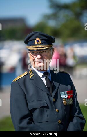 König Carl Gustaf nimmt am 29. Mai 2021 an der Zeremonie zum Veteranentag im Restare Veterans' Monument in Stockholm, Schweden, Teil, um Personen zu ehren, die bei internationalen Militäroperationen bei der schwedischen Armee eingesetzt wurden oder diese eingesetzt haben, sowie um an die Menschen zu erinnern, die während ihres Dienstes ums starben. Foto: Pontus Lundahl/TT Code 10050 Stockfoto