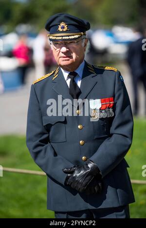 König Carl Gustaf nimmt am 29. Mai 2021 an der Zeremonie zum Veteranentag im Restare Veterans' Monument in Stockholm, Schweden, Teil, um Personen zu ehren, die bei internationalen Militäroperationen bei der schwedischen Armee eingesetzt wurden oder diese eingesetzt haben, sowie um an die Menschen zu erinnern, die während ihres Dienstes ums starben. Foto: Pontus Lundahl/TT Code 10050 Stockfoto