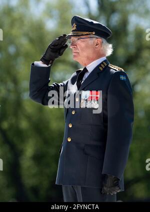 König Carl Gustaf nimmt am 29. Mai 2021 an der Zeremonie zum Veteranentag im Restare Veterans' Monument in Stockholm, Schweden, Teil, um Personen zu ehren, die bei internationalen Militäroperationen bei der schwedischen Armee eingesetzt wurden oder diese eingesetzt haben, sowie um an die Menschen zu erinnern, die während ihres Dienstes ums starben. Foto: Pontus Lundahl/TT Code 10050 Stockfoto