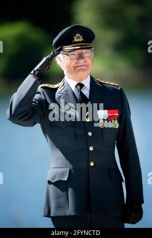 König Carl Gustaf nimmt am 29. Mai 2021 an der Zeremonie zum Veteranentag im Restare Veterans' Monument in Stockholm, Schweden, Teil, um Personen zu ehren, die bei internationalen Militäroperationen bei der schwedischen Armee eingesetzt wurden oder diese eingesetzt haben, sowie um an die Menschen zu erinnern, die während ihres Dienstes ums starben. Foto: Pontus Lundahl/TT Code 10050 Stockfoto