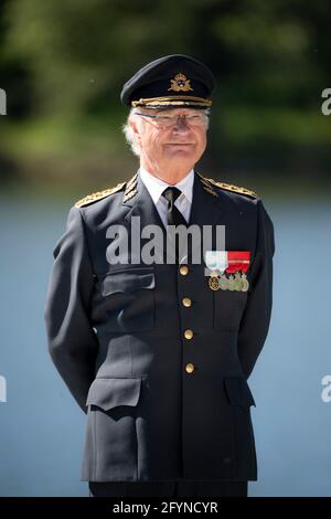 König Carl Gustaf nimmt am 29. Mai 2021 an der Zeremonie zum Veteranentag im Restare Veterans' Monument in Stockholm, Schweden, Teil, um Personen zu ehren, die bei internationalen Militäroperationen bei der schwedischen Armee eingesetzt wurden oder diese eingesetzt haben, sowie um an die Menschen zu erinnern, die während ihres Dienstes ums starben. Foto: Pontus Lundahl/TT Code 10050 Stockfoto