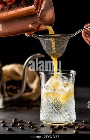 Orange und Kaffee Cocktail auf dem dunklen Stein Hintergrund. Geringe Schärfentiefe. Stockfoto