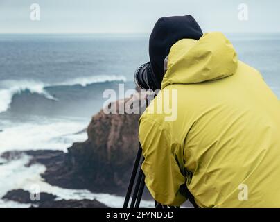 Surf-Fotograf in Pichilemu, punta de lobos, fotografiert Surfer mit riesigen Wellen, Chile. Stockfoto