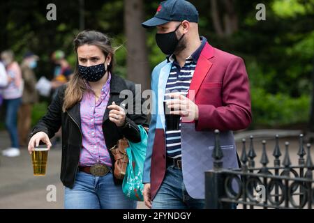 LONDON, GROSSBRITANNIEN. 29. MAI: Harlekine-Fans genießen die Vormatchatmosphäre während des Spiels der Gallagher Premiership zwischen Harlekins und Bath Rugby in Twickenham Stoop, London am Samstag, 29. Mai 2021. (Kredit: Juan Gasparini, MI News) Kredit: MI Nachrichten & Sport /Alamy Live Nachrichten Stockfoto