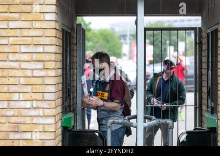 LONDON, GROSSBRITANNIEN. 29. MAI: Harlekine-Fans genießen die Vormatchatmosphäre während des Spiels der Gallagher Premiership zwischen Harlekins und Bath Rugby in Twickenham Stoop, London am Samstag, 29. Mai 2021. (Kredit: Juan Gasparini, MI News) Kredit: MI Nachrichten & Sport /Alamy Live Nachrichten Stockfoto