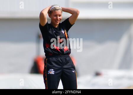 Emerald Headingley Stadium, Leeds, West Yorkshire, 29. Mai 2021. Rachel Heyhoe Flint Trophy - Northern Diamonds vs Central Sparks. Issy Wong von Central Sparks Bowling. Kredit: Touchlinepics/Alamy Live Nachrichten Stockfoto