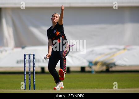 Emerald Headingley Stadium, Leeds, West Yorkshire, 29. Mai 2021. Rachel Heyhoe Flint Trophy - Northern Diamonds vs Central Sparks. Issy Wong von Central Sparks Bowling. Kredit: Touchlinepics/Alamy Live Nachrichten Stockfoto