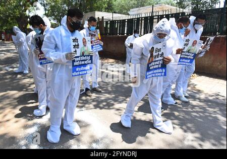 Neu-Delhi, Indien. Mai 2021. NEU-DELHI, INDIEN - 28. MAI: Mitglieder der National Students Union of India (NSUI) protestieren vor dem Bildungsministerium und fordern am 28. Mai 2021 in Neu-Delhi, Indien, die Absage der Vorstandsprüfungen der Klasse 12 im Hinblick auf die COVID-19-Pandemie. (Foto: Raj K Raj/Hindustan Times/Sipa USA) Quelle: SIPA USA/Alamy Live News Stockfoto