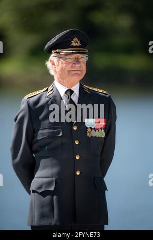 König Carl Gustaf nimmt am 29. Mai 2021 an der Zeremonie zum Veteranentag im Restare Veterans' Monument in Stockholm, Schweden, Teil, um Personen zu ehren, die bei internationalen Militäroperationen bei der schwedischen Armee eingesetzt wurden oder diese eingesetzt haben, sowie um an die Menschen zu erinnern, die während ihres Dienstes ums starben. Foto: Pontus Lundahl/TT Code 10050 Stockfoto