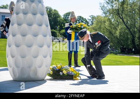 König Carl Gustaf nimmt am 29. Mai 2021 an der Zeremonie zum Veteranentag im Restare Veterans' Monument in Stockholm, Schweden, Teil, um Personen zu ehren, die bei internationalen Militäroperationen bei der schwedischen Armee eingesetzt wurden oder diese eingesetzt haben, sowie um an die Menschen zu erinnern, die während ihres Dienstes ums starben. Foto: Pontus Lundahl/TT Code 10050 Stockfoto