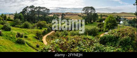 Berühmtes Hobbiton Dorf in Matamata aus den Filmen der Hobbit und der Herr der Ringe, Neuseeland Stockfoto