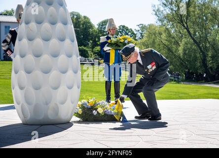 König Carl Gustaf nimmt am 29. Mai 2021 an der Zeremonie zum Veteranentag im Restare Veterans' Monument in Stockholm, Schweden, Teil, um Personen zu ehren, die bei internationalen Militäroperationen bei der schwedischen Armee eingesetzt wurden oder diese eingesetzt haben, sowie um an die Menschen zu erinnern, die während ihres Dienstes ums starben. Foto: Pontus Lundahl/TT Code 10050 Stockfoto