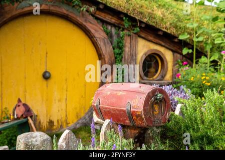 Berühmtes Hobbiton Dorf in Matamata aus den Filmen der Hobbit und der Herr der Ringe, Neuseeland Stockfoto