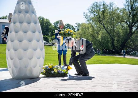 König Carl Gustaf nimmt am 29. Mai 2021 an der Zeremonie zum Veteranentag im Restare Veterans' Monument in Stockholm, Schweden, Teil, um Personen zu ehren, die bei internationalen Militäroperationen bei der schwedischen Armee eingesetzt wurden oder diese eingesetzt haben, sowie um an die Menschen zu erinnern, die während ihres Dienstes ums starben. Foto: Pontus Lundahl/TT Code 10050 Stockfoto