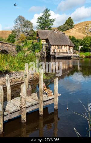 Berühmtes Hobbiton Dorf in Matamata aus den Filmen der Hobbit und der Herr der Ringe, Neuseeland Stockfoto