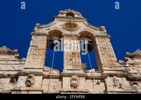 Arkadi, Griechenland - 19. August 2020 - Alter Glockenturm des Arkadi-Klosters auf der Insel Kreta in Griechenland Stockfoto
