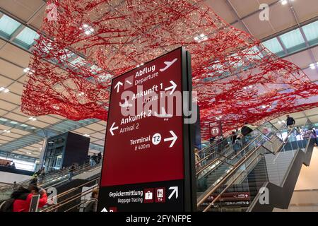 Schönefeld, Deutschland - 1. November 2020 - Wegweiser am Flughafen Berlin Brandenburg (BER), Willy Brand Airport Stockfoto