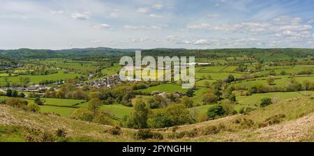 Panoramablick auf Bauernhöfe und Hügel über der Stadt Von Corwen North Wales Stockfoto
