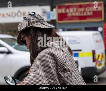 Brentwood Essex 29. Mai 2021 EIN GPS-Ortungsbasiertes Krimispiel, das nur wenige Stunden nach einem Doppelstochen in der Brentwood High Street in Brentwood Essex gespielt wird. Kredit: Ian Davidson/Alamy Live Nachrichten Stockfoto