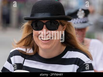 Brentwood Essex 29. Mai 2021 EIN GPS-Ortungsbasiertes Krimispiel, das nur wenige Stunden nach einem Doppelstochen in der Brentwood High Street in Brentwood Essex gespielt wird. Kredit: Ian Davidson/Alamy Live Nachrichten Stockfoto