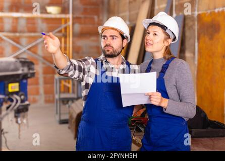 Arbeitnehmer Mann und Frau diskutieren Bau plan Stockfoto