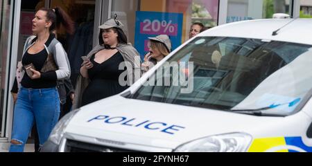 Brentwood Essex 29. Mai 2021 EIN GPS-Ortungsbasiertes Krimispiel, das nur wenige Stunden nach einem Doppelstochen in der Brentwood High Street in Brentwood Essex gespielt wird. Kredit: Ian Davidson/Alamy Live Nachrichten Stockfoto