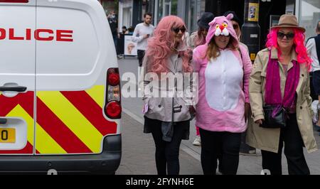 Brentwood Essex 29. Mai 2021 EIN GPS-Ortungsbasiertes Krimispiel, das nur wenige Stunden nach einem Doppelstochen in der Brentwood High Street in Brentwood Essex gespielt wird. Kredit: Ian Davidson/Alamy Live Nachrichten Stockfoto